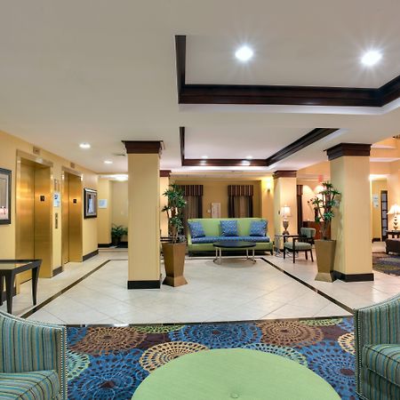 Holiday Inn Express Tower Center New Brunswick By Ihg Ист-Брунсвик Экстерьер фото