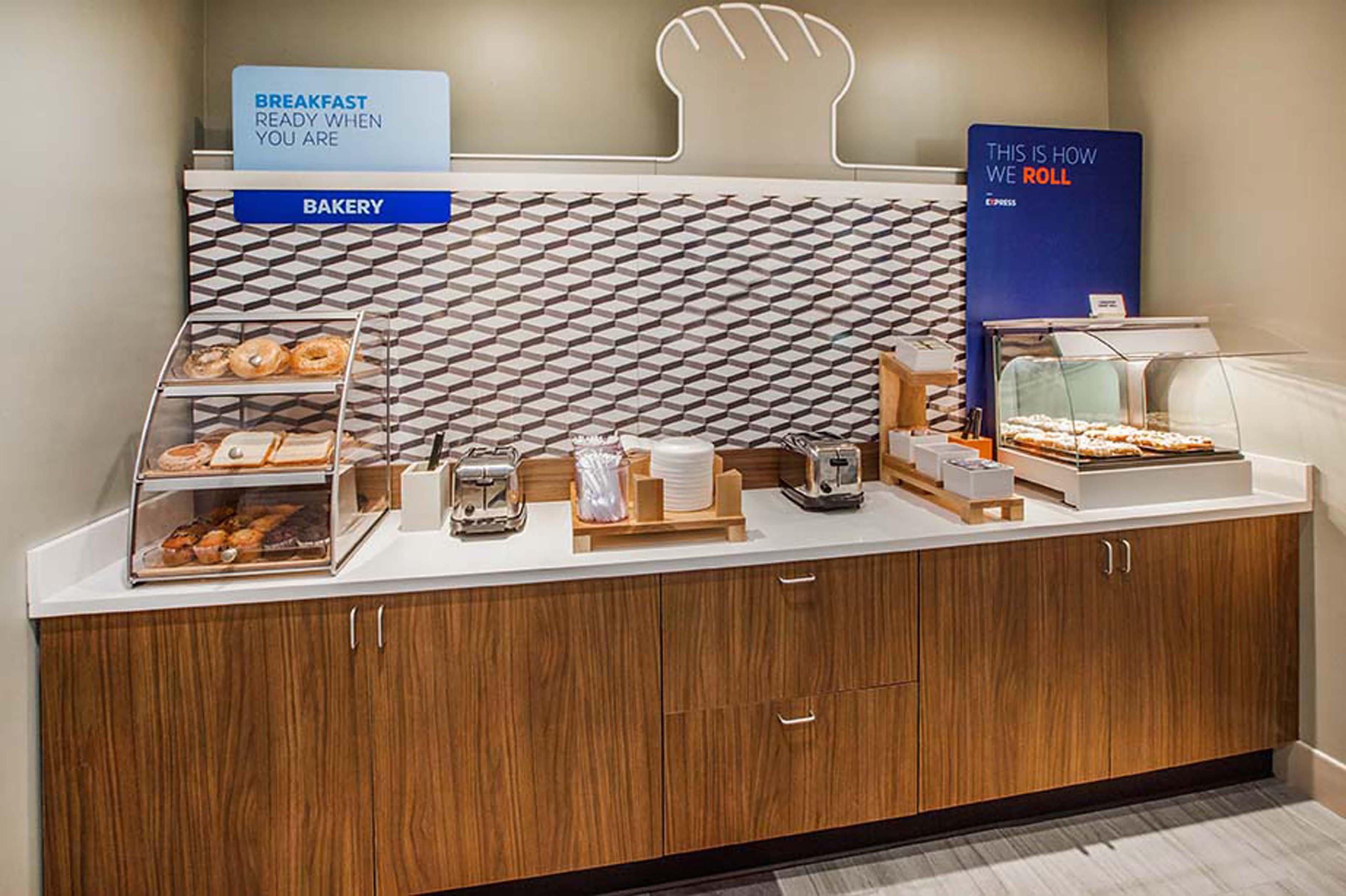 Holiday Inn Express Tower Center New Brunswick By Ihg Ист-Брунсвик Экстерьер фото