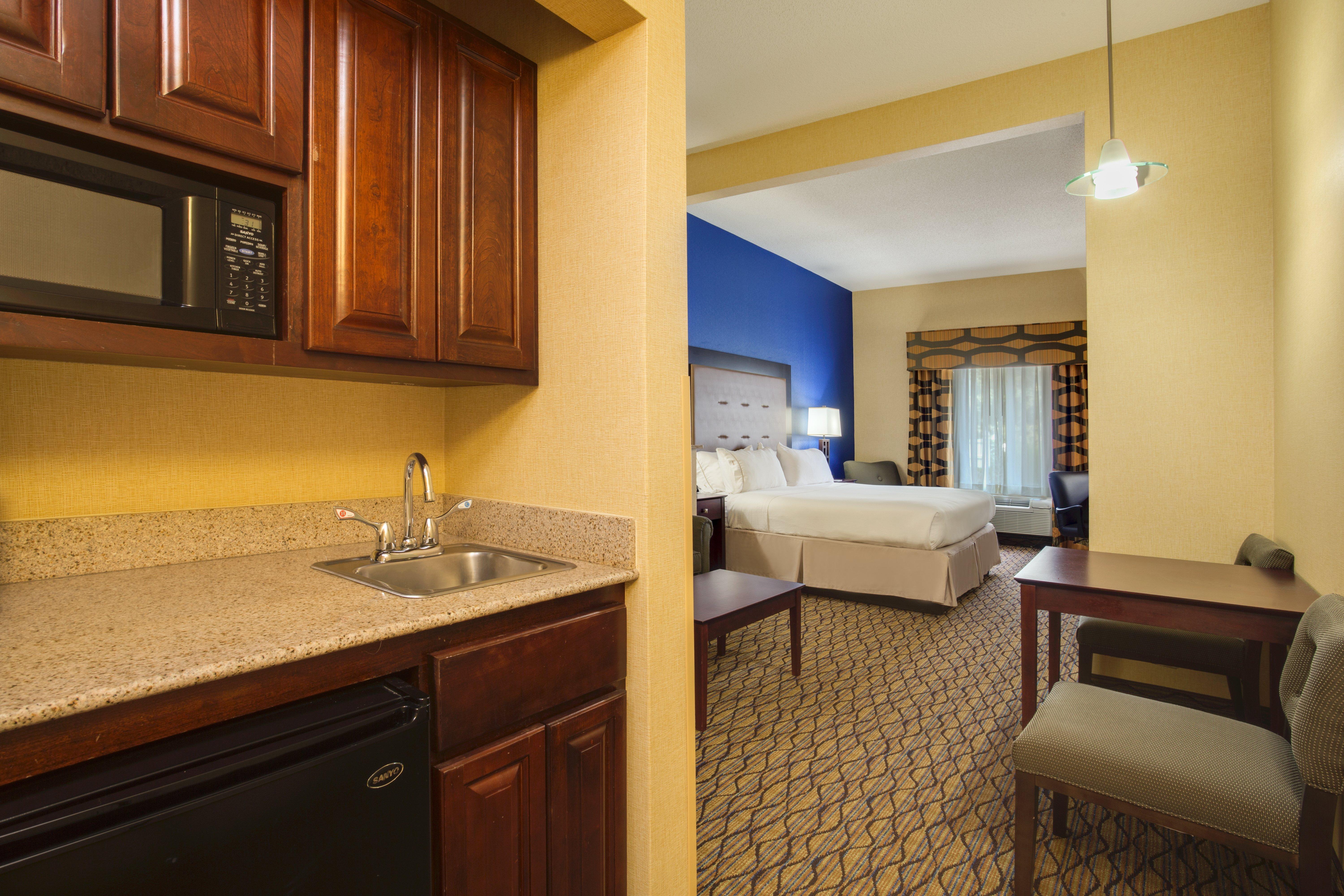 Holiday Inn Express Tower Center New Brunswick By Ihg Ист-Брунсвик Экстерьер фото