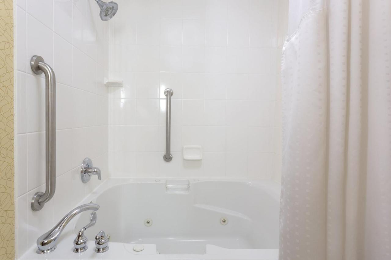Holiday Inn Express Tower Center New Brunswick By Ihg Ист-Брунсвик Экстерьер фото