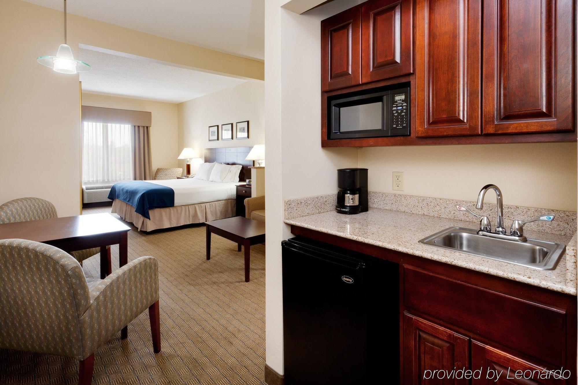 Holiday Inn Express Tower Center New Brunswick By Ihg Ист-Брунсвик Экстерьер фото