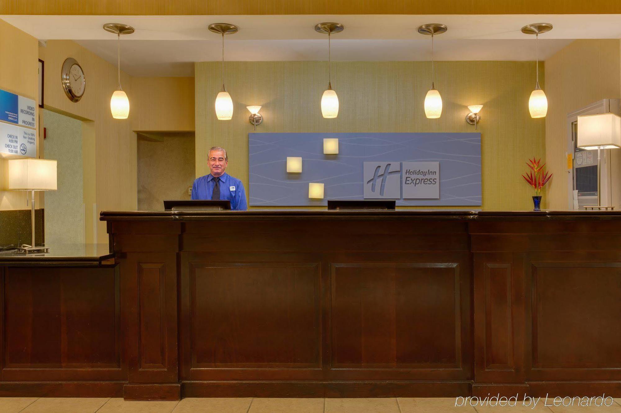 Holiday Inn Express Tower Center New Brunswick By Ihg Ист-Брунсвик Экстерьер фото