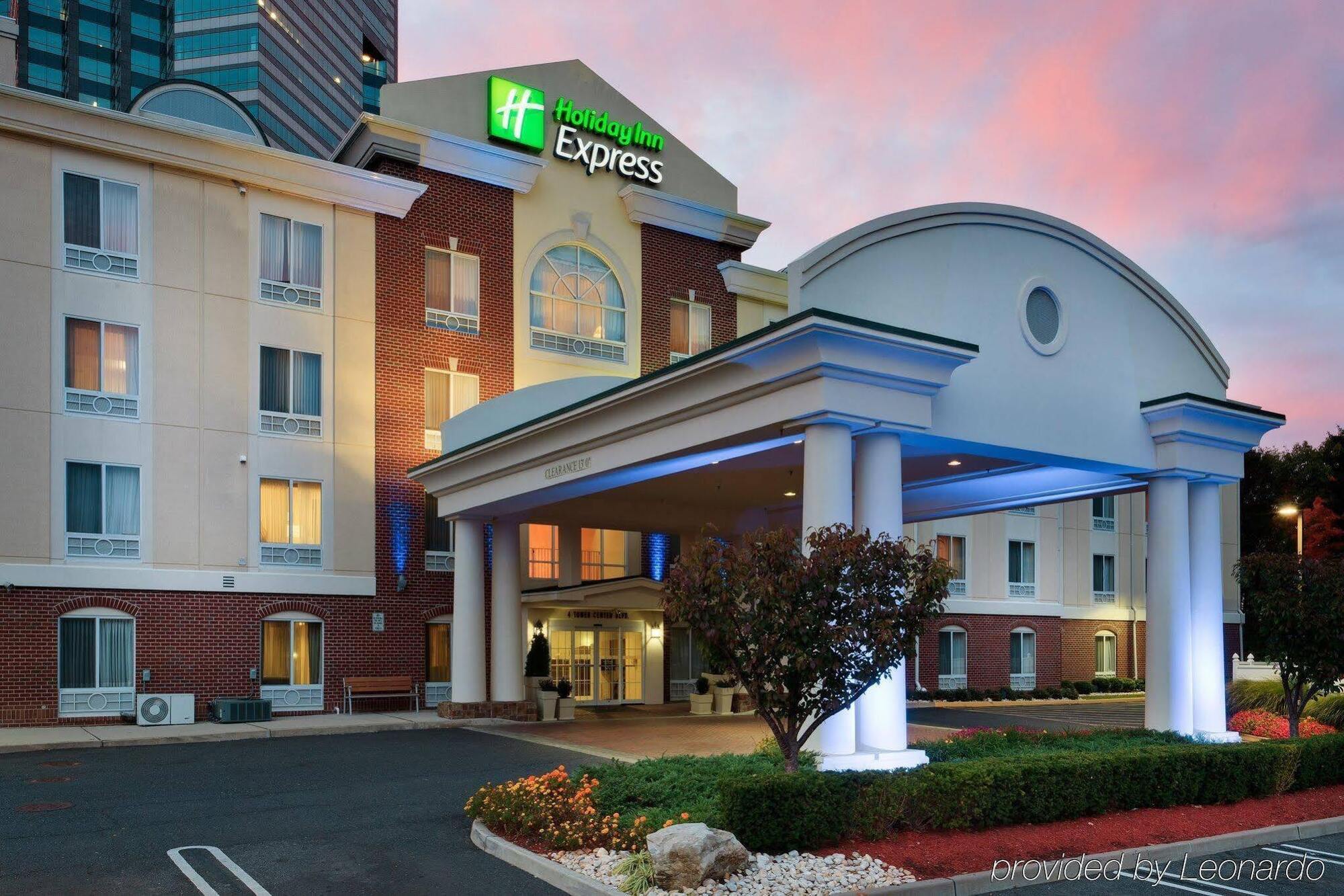 Holiday Inn Express Tower Center New Brunswick By Ihg Ист-Брунсвик Экстерьер фото