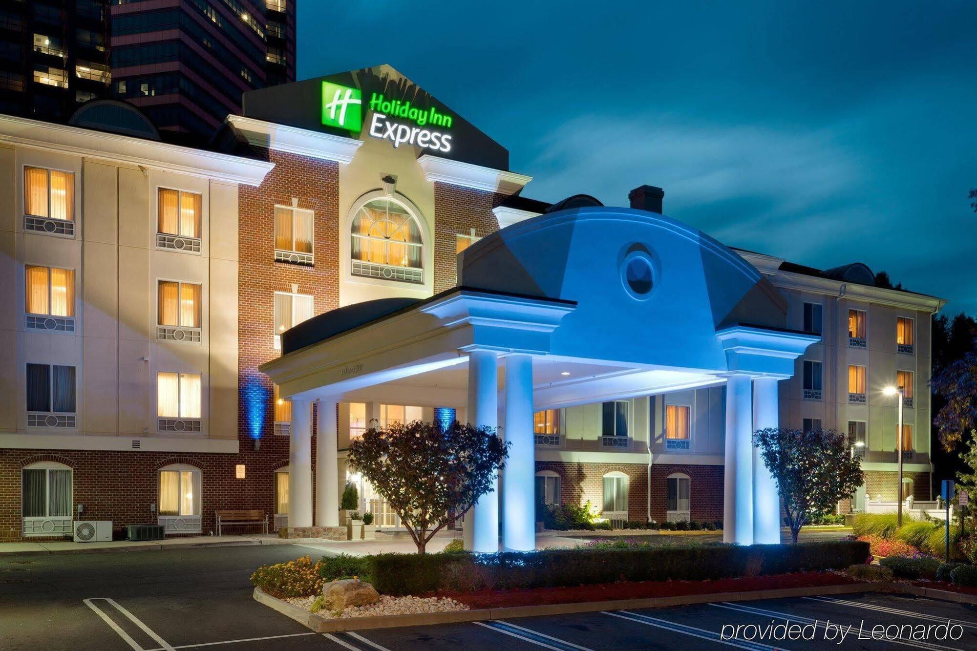 Holiday Inn Express Tower Center New Brunswick By Ihg Ист-Брунсвик Экстерьер фото